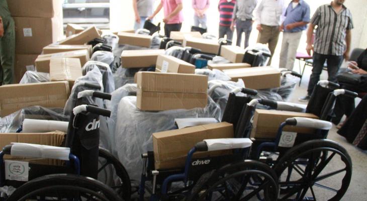غنام تسلّم كراسي كهربائية وحقائب وقرطاسية لطلبة من ذوي الإعاقة ومحتاجين.JPG