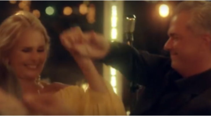 بالفيديو : من هو الرجل الذي رقصت معه يسرا في فيديو كليب &#039;3 دقات&#039;؟!