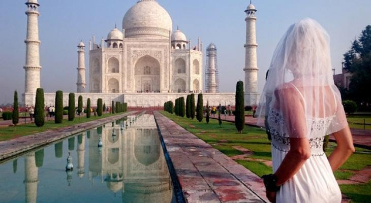 BRIDE-AT-TAJ-MAHAL-495171