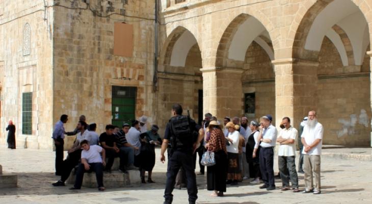 يقتحمون المسجد الأقصى