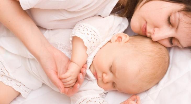 bigstock-baby-sleeping-with-mother-3018336-980x490