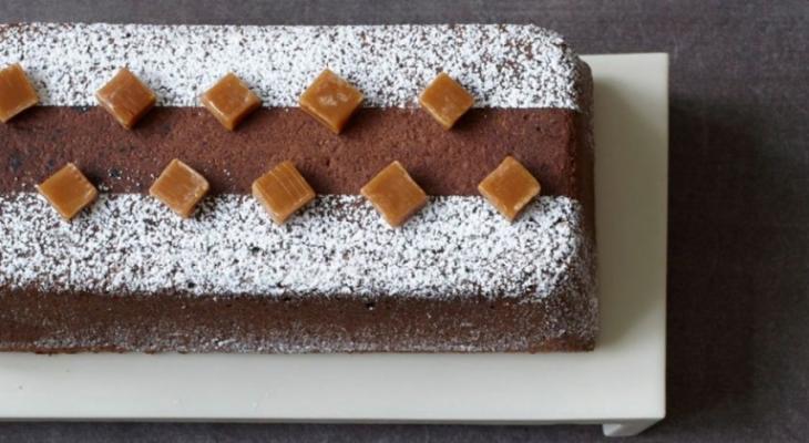 cake-au-chocolat-et-eclats-de-caramel-de-claire-heitzler_5453110-980x490