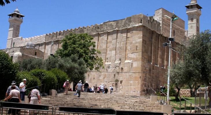 غرف حجرية مغلقة أمام مدخل الحرم الإبراهيمي