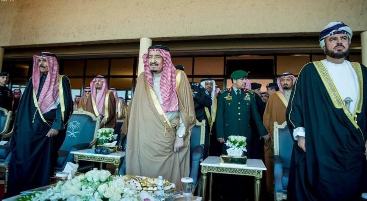 بالفيديو: رد فعل الملك سلمان أثناء مدح عسكري سعودي لأهل قطر