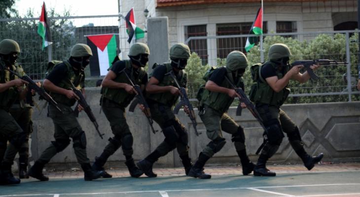 بالصور: شبان غاضبون يغلقون شارع "القدس" بنابلس رفضاً للاشتباكات الدامية