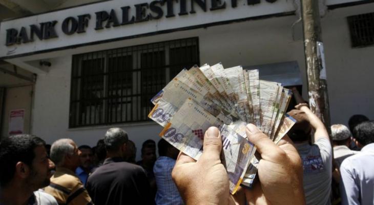 مصدر بنكي يكشف لـ"خبر" عن نسبة وموعد صرف رواتب موظفي السلطة بغزّة؟!