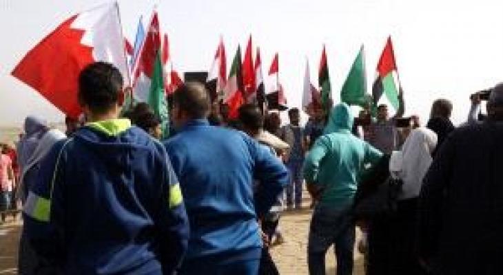 شبان يرفعون أعلام الدول المتضامنة مع فلسطين شرق غزة.jpg