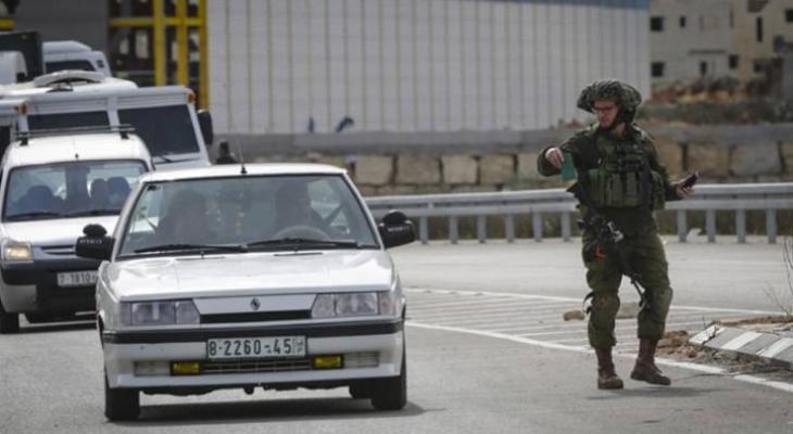 الاحتلال يحتجز 4 شبان على حاجز عسكري