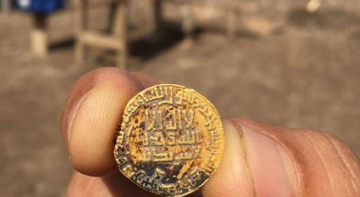 العثور على قطع نقدية من الذهب منقوشة بالشهادتين