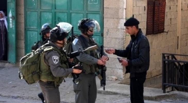 قوات الاحتلال تعتقل شاباً وتسلم آخر بلاغاً لمراجعة مخابراتها.jpg