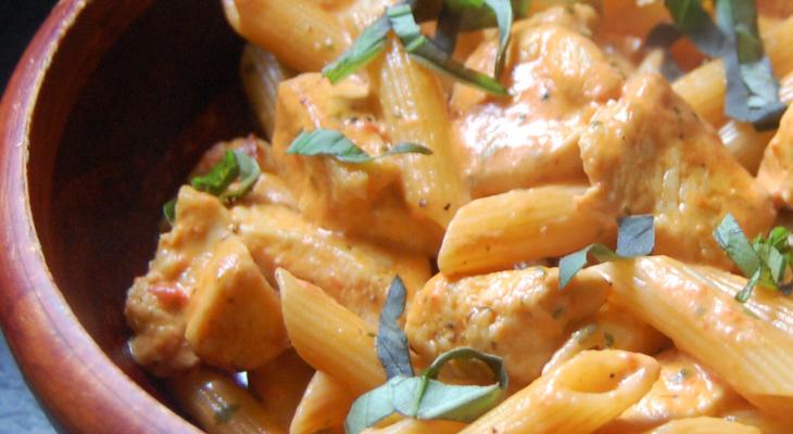 creamy-red-pepper-and-basil-pasta-with-chicken