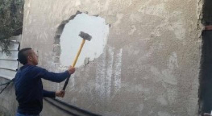عائلة مقدسية تشرع بهدم جزء من منزلها بضغط من الاحتلال