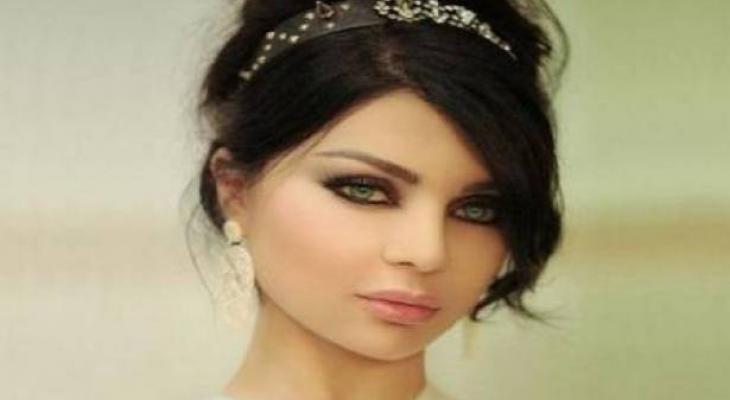 هيفا وهبي تفاجئ جمهورها بصورتها مستلقية على الارض بملابس شفافة