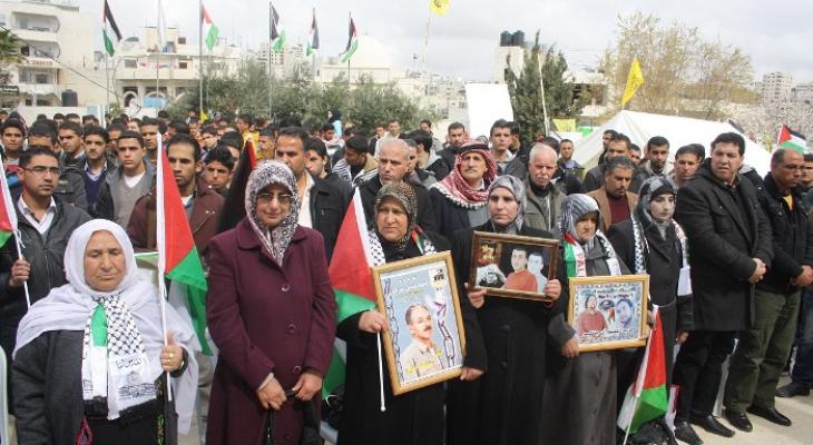 وقفة تضامنية مع الأسرى المضربين عن الطعام في الخليل