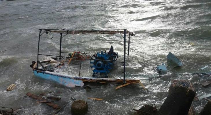 الأمواج والرياح تدمران مركب صيد كبير بميناء غزة
