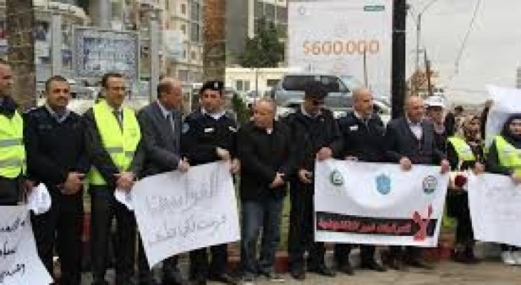 وقفة بالخليل دعماً لمحاربة المركبات غير القانونية