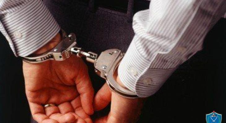 الشرطة تلقي القبض على شخص بتهمة ابتزاز مواطنة