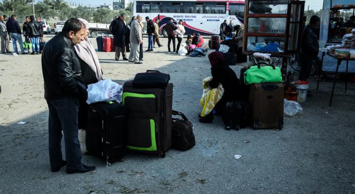 بالصور: انتهاء المغادرة واستمرار توافد العالقين على معبر 