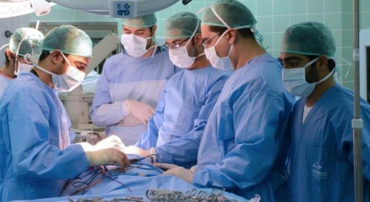 طاقم طبي من غزّة ينجح في إجراء عملية قسطرة دماغية
