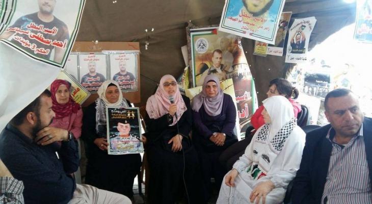 وقفة بغزة تطالب بتدخل أممي لنصرة الأسيرات بسجون الاحتلال