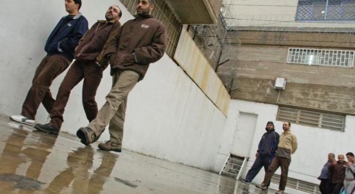 خمسة أسرى يدخلون أعوامًا جديدة في سجون الاحتلال