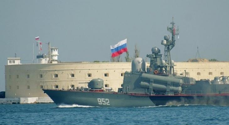 روسيا تعزز تواجدها بالمتوسط بـ15 سفينة عسكرية.jpg