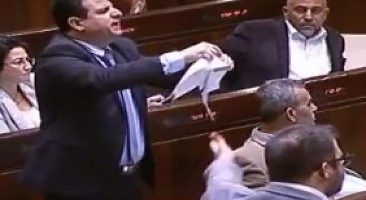 النائب عودة يمزق قانون الاذان خلال جلسة الهيئة العامة في الكنيست الاسرائيلي