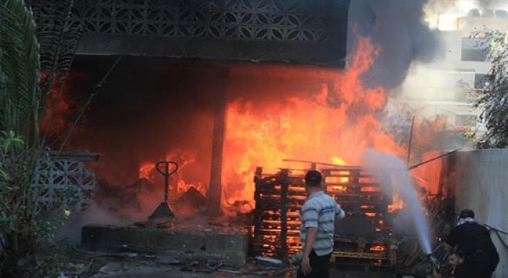 اندلاع حريق كبير في منزل إثر انفجار اسطوانة غاز في بلدة بيت لاهيا شمال القطاع
