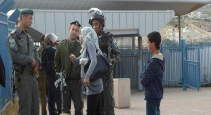 الارتباط يؤمن الإفراج عن مواطنة وطفلين في الخليل