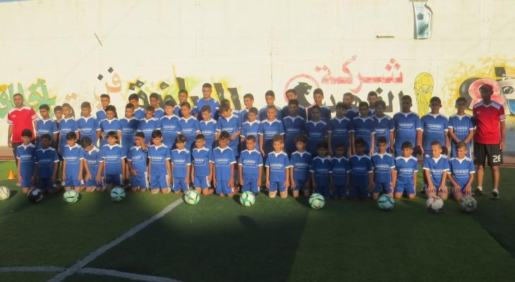 بالفيديو والصور: افتتاح مدرسة لتعليم الأطفال رياضة كرة القدم بغزّة
