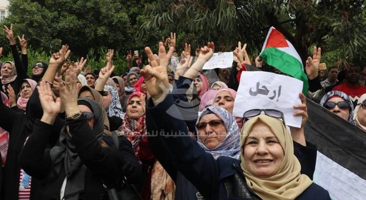 آلاف الموظفين يحتشدون في ساحة "السرايا" بغزة رفضاً لخصومات الرواتب