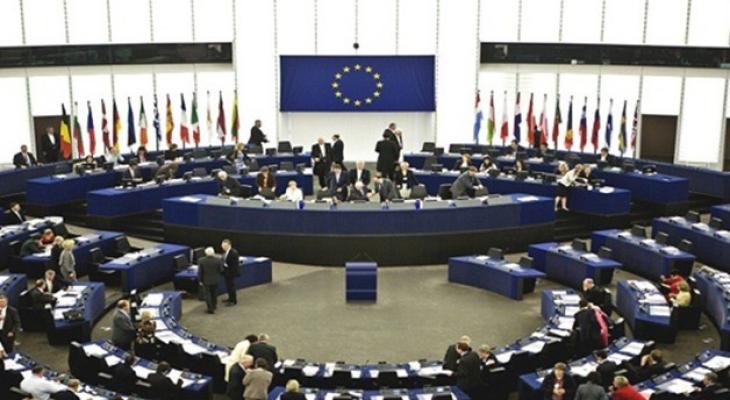 نواب البرلمان الأوروبي يشاركون في وقفة دعمًا لفلسطين.jpg