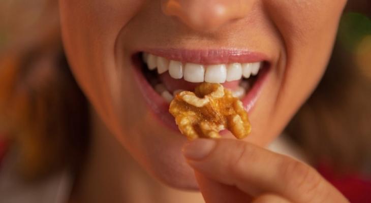 eating-nuts-shutterstock_165132479-copy-980x498