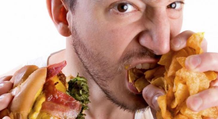 رجل متوتر يتناول طعام  - زيادة الوزن_2