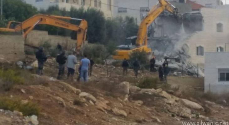 الاحتلال يهدم بناية سكنية في بيت حنينا شمال القدس