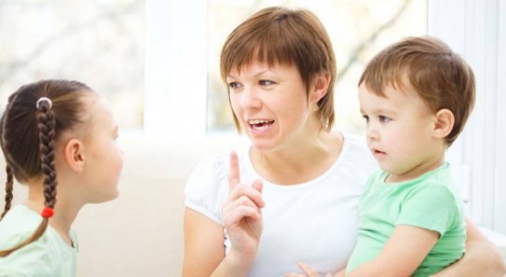 mother-talking-to-children-980x498