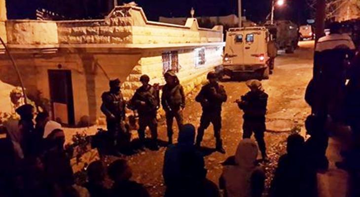 اعتقالات ومداهمات ليلية بالضفة المحتلة