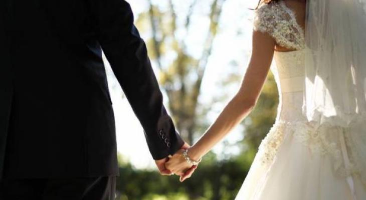 bride-and-groom-holding-hands-featured-w740-493_359079_large