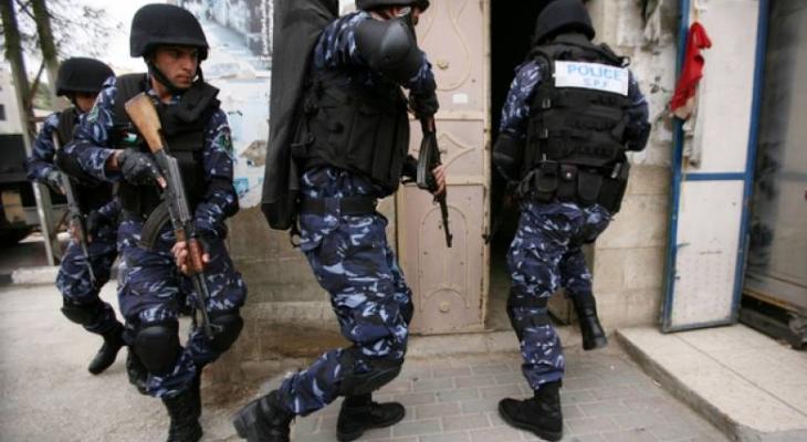 شرطة الخليل تُلقي القبض على متهم بـ 20 قضية سرقة