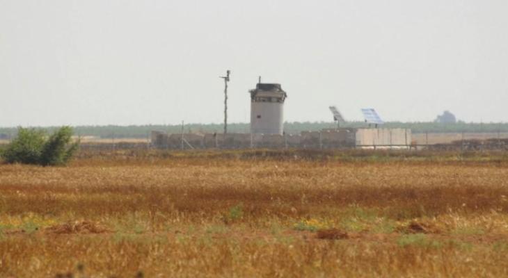 أبراج الاحتلال تستهدف أراضي المزارعين شرق القرارة