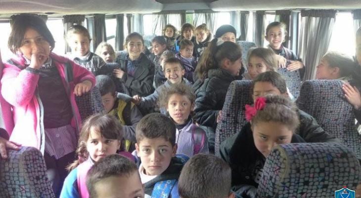 الشرطة تضبط حافلة نقل طلاب بحمولة زائدة بالخليل