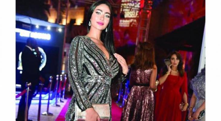 ماذا تفعل ملكة جمال القارات في سوريا؟