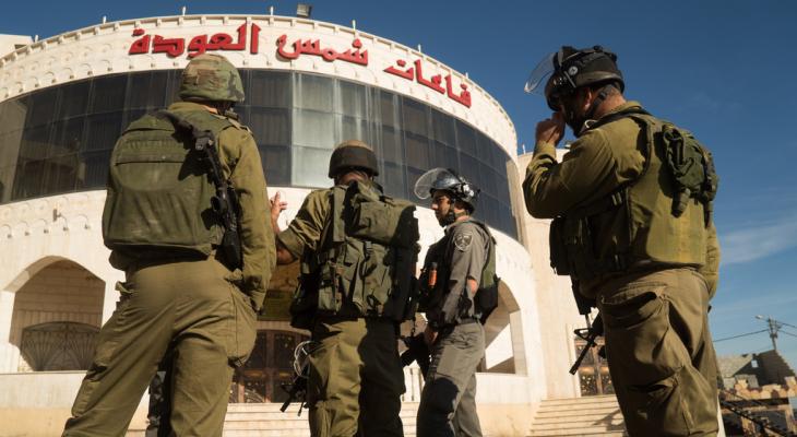 بالصور: الاحتلال يغلق صالة أفراح في القدس