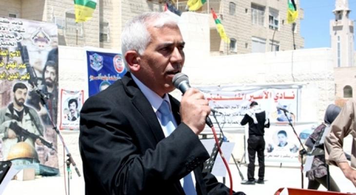 محافظ الخليل يسلم مساعدات مالية لمواطنين من البلدة القديمة