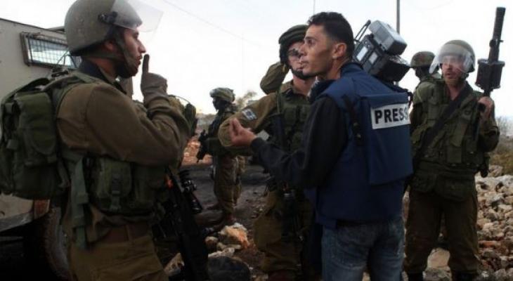 قوات الاحتلال تعتدي على ناشط وطاقم تلفزيون فلسطين