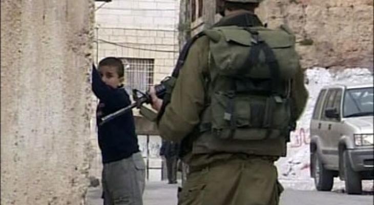 الاحتلال-يعتقل-طفلا-وشاب-بالخليل