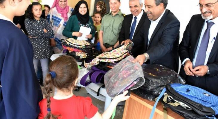 توزيع حقائب مدرسية على أبناء الشهداء والأسرى في سلفيت