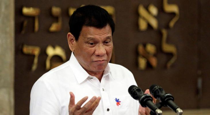 رئيس الفلبين يعاقب 400 رجل شرطة فاسد بطريقة مبتكرة