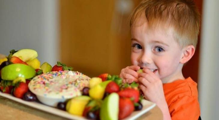 children-eat-fruit-a-jpg-51760355120992883.jpg