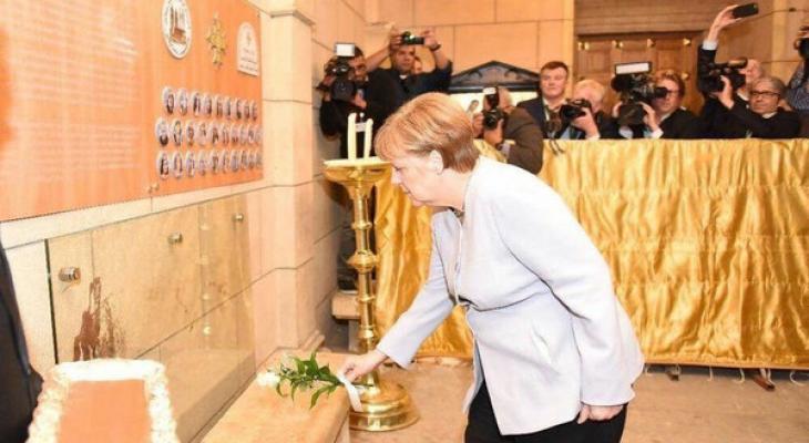ميركل تضع وردة على أرواح ضحايا الكنيسة البطرسية